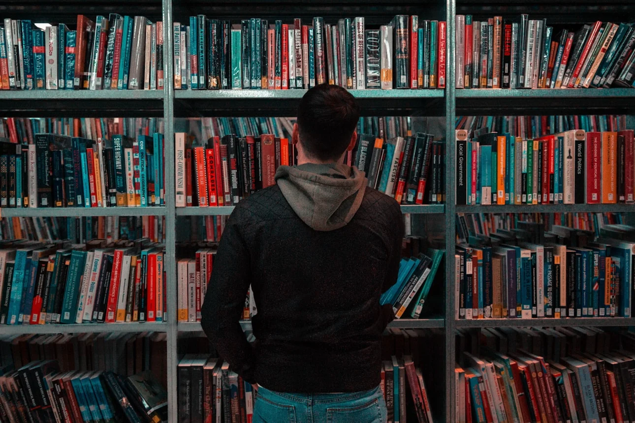 Estudiante de idiomas en biblioteca - Aprende gallego desde casa o presencial